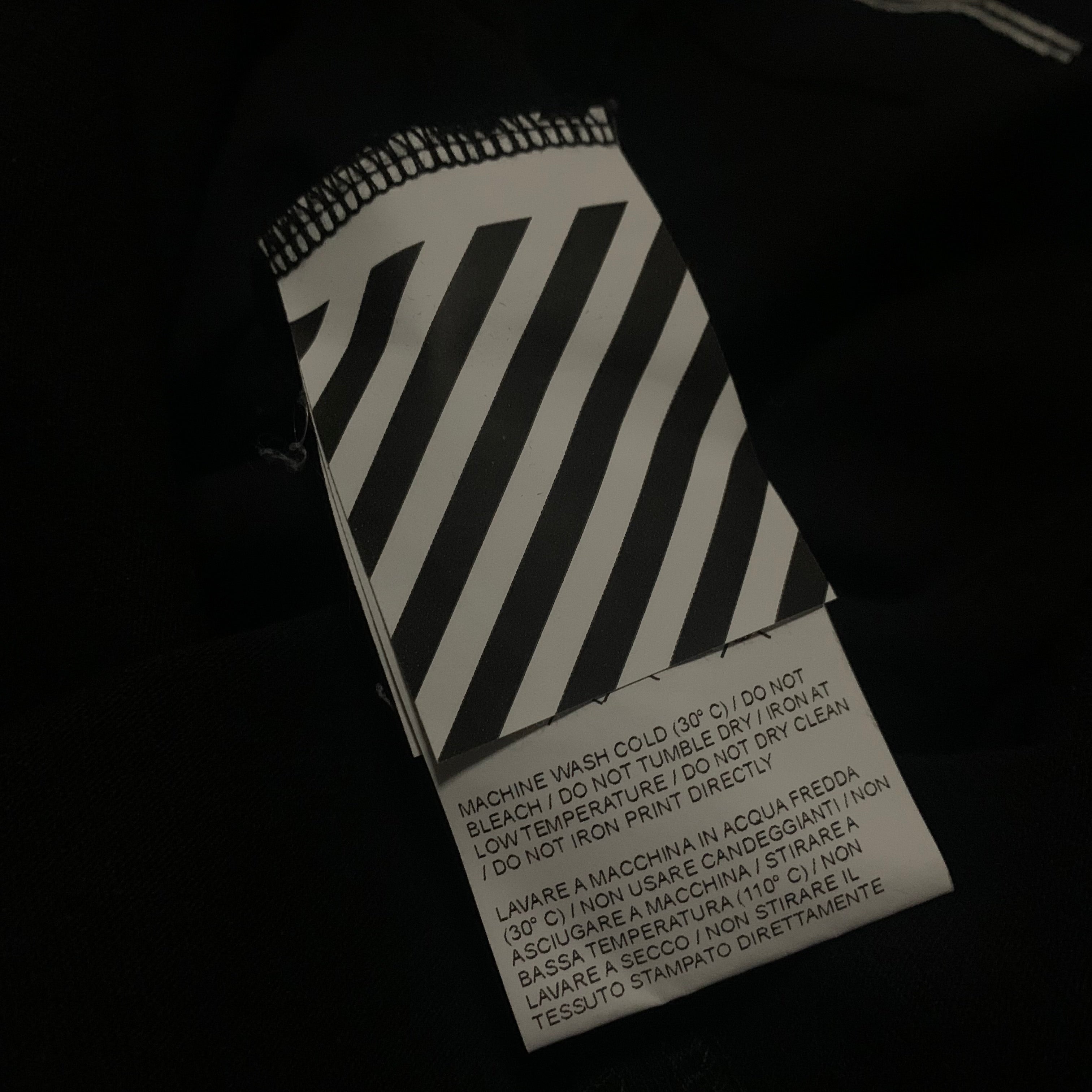 Off White XS Manchester Black Tee Virgil Abloh Selfridges Exclusive 2018 (OMAA032S18185117)
